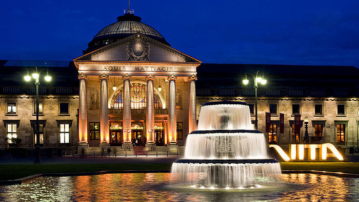 Der VITA Schriftzug leuchtet den Weg zum Kurhaus